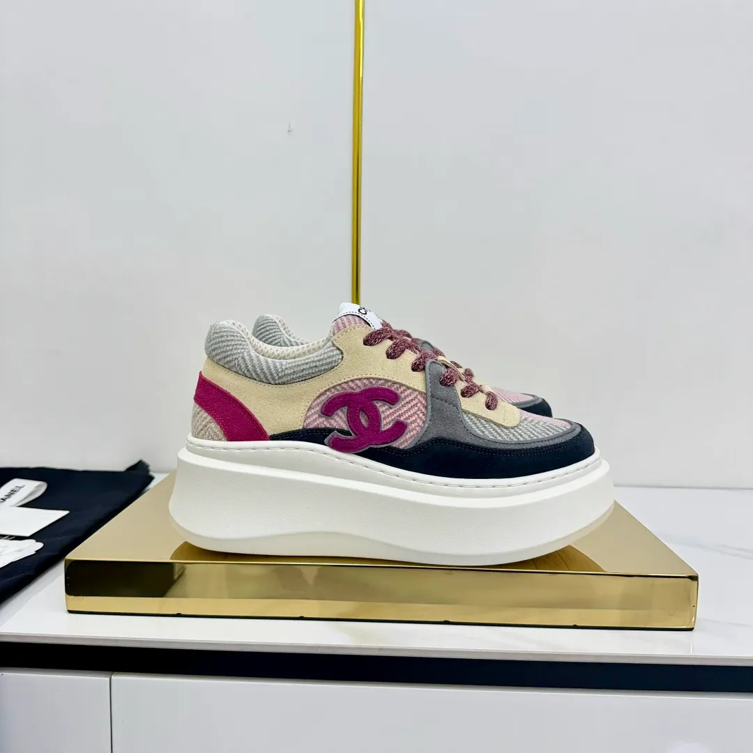 👟👟Ex-factory price 600👟👟 Upgraded version, upgraded version, upgraded version! No rebuttal accepted! ! ! ! Chanel Chanel panda shoes! 2025 counter's top casual sports shoes. This classic design; the upper is electro-embroidered with a variety of techniques; the outsole is fashionable and sporty; the unusual inclusion of a variety of color matching elements... The diversified mix and match is very good-looking and versatile, and can be used for leisure, fashion, sports, and outdoor... ꫛꫀꪝ Go➫ Materials: ❶Upper made of: original imported first-layer silk cowhide + original waterproof cloth + original first-layer cowhide ❷Inner lining: Original Yangli+Net ❸Outsole based on: Original TPU combination outsole Counter boutique packaging complete set for women 35–41 👉 👉 👉 👉 👉